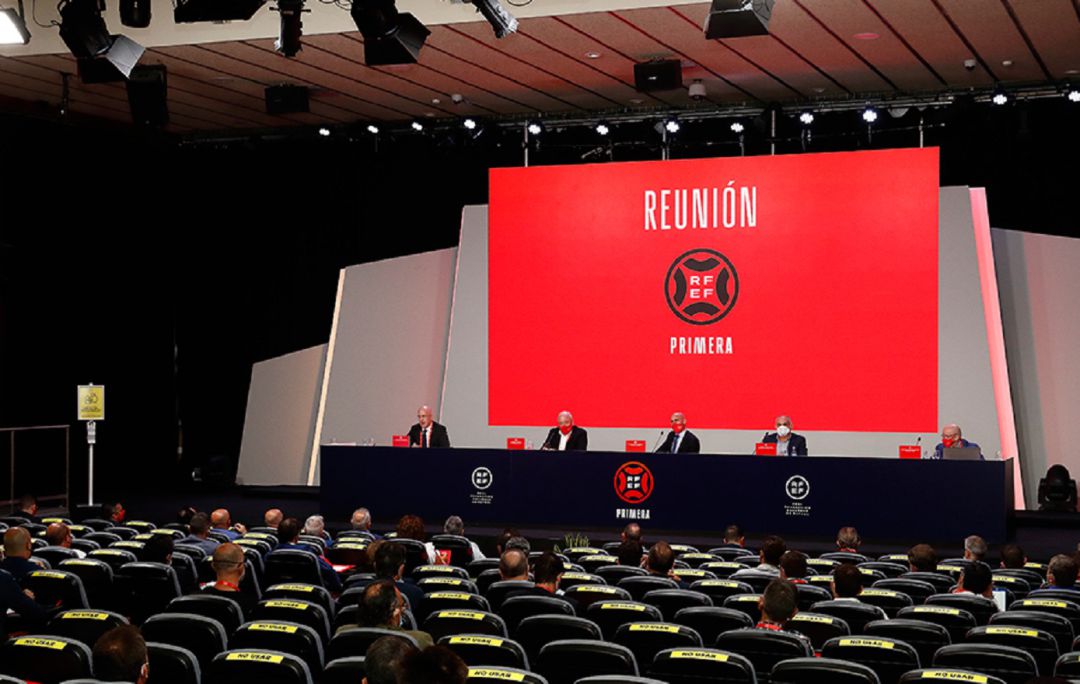 Imagen de la reunión de los clubes de la Primera RFEF con la Federación Española. Imagen de la reunión de los clubes de la Primera RFEF con la Federación Española.
