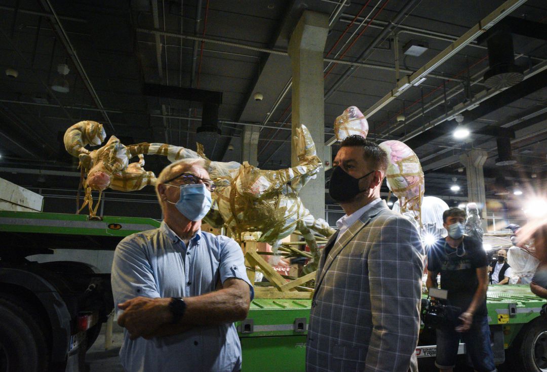 El alcalde de Valencia, Joan Ribó (i), acompañado del concejal de Cultura Festiva, Carlos Galiana (d), durante una visita al inicio de los trabajos de traslado de las fallas, en Fira València. El alcalde de Valencia, Joan Ribó (i), acompañado del concejal de Cultura Festiva, Carlos Galiana (d), durante una visita al inicio de los trabajos de traslado de las fallas, en Fira València.