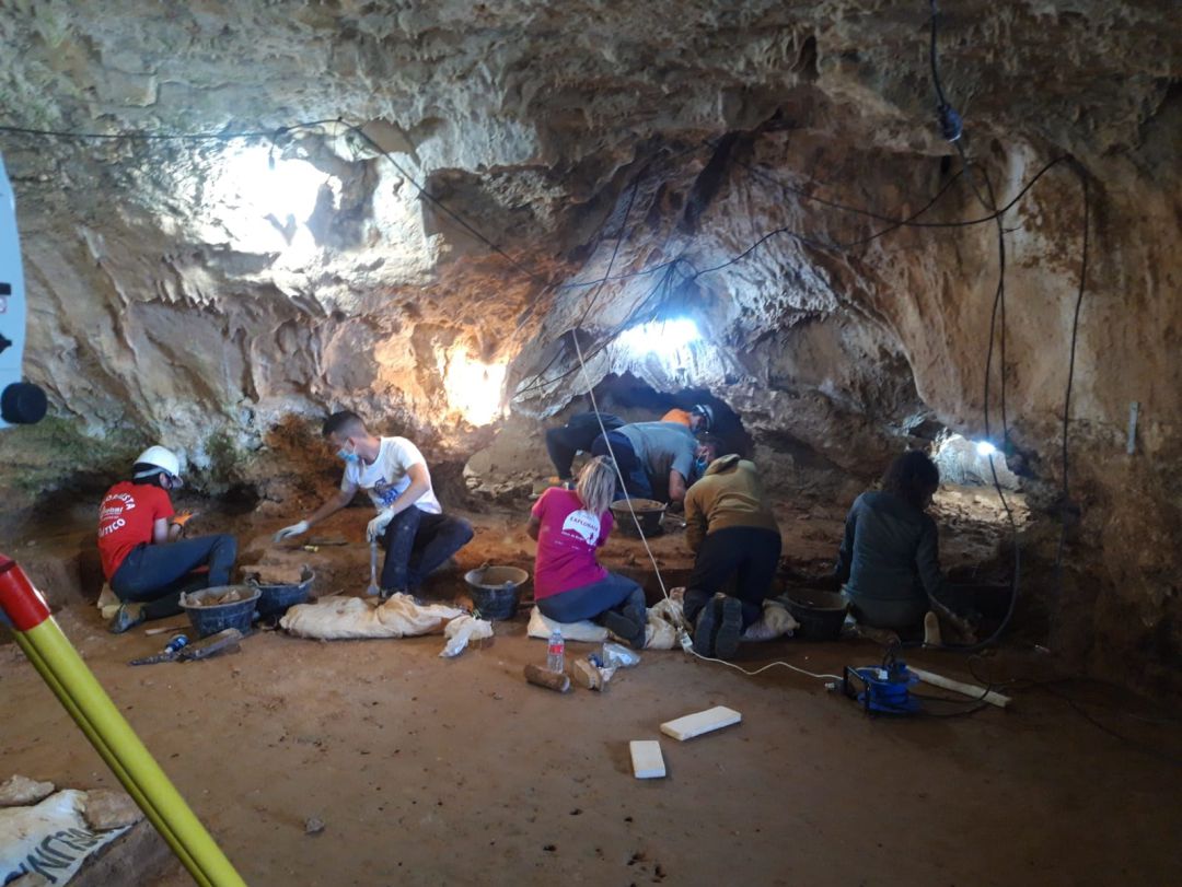 Excavación en el “sector hornacina” Excavación en el “sector hornacina”