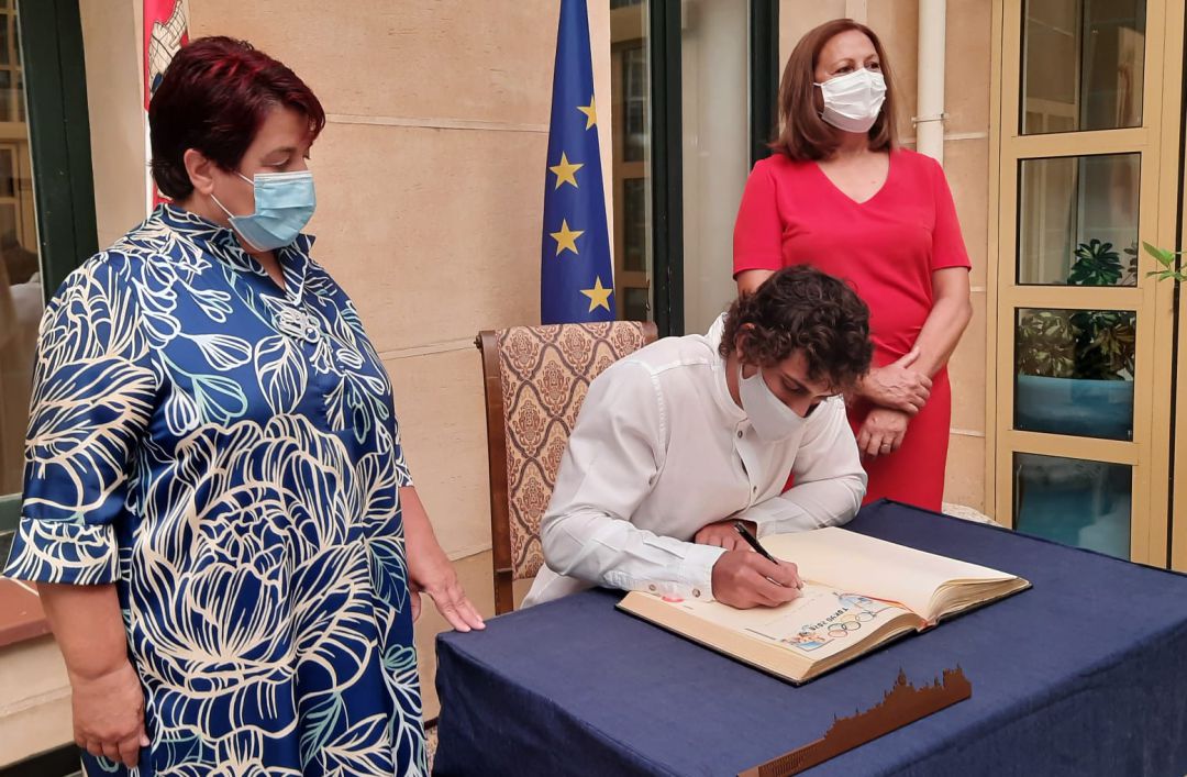 David Llorente firma en el libro de honor de la ciudad de Segovia David Llorente firma en el libro de honor de la ciudad de Segovia