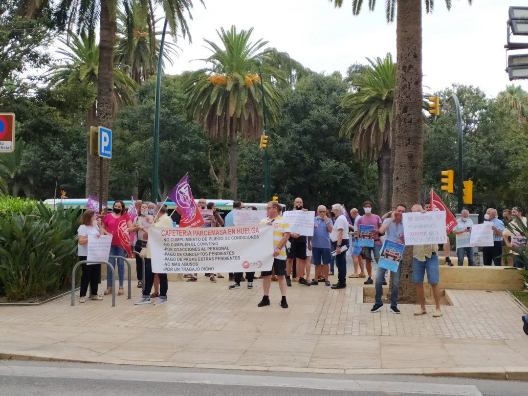 Los trabajadores de la cafetería de Parcemasa, esta mañana, en la manifestación convocada frente al Ayuntamiento de Málaga. Los trabajadores de la cafetería de Parcemasa, esta mañana, en la manifestación convocada frente al Ayuntamiento de Málaga.