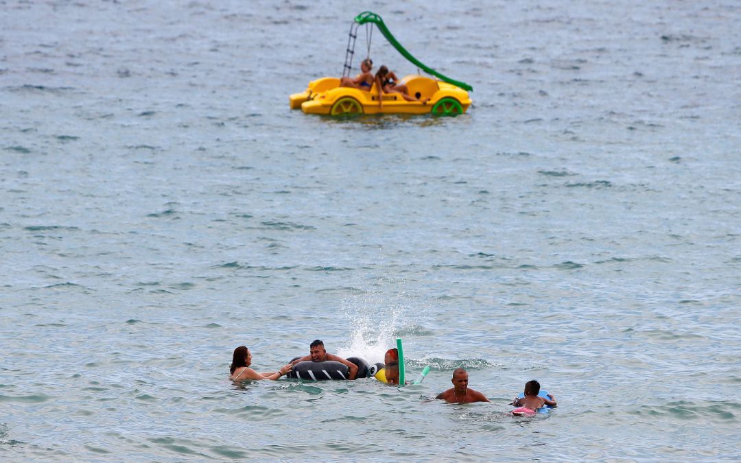 Bañistas en una playa de Benidorm Bañistas en una playa de Benidorm