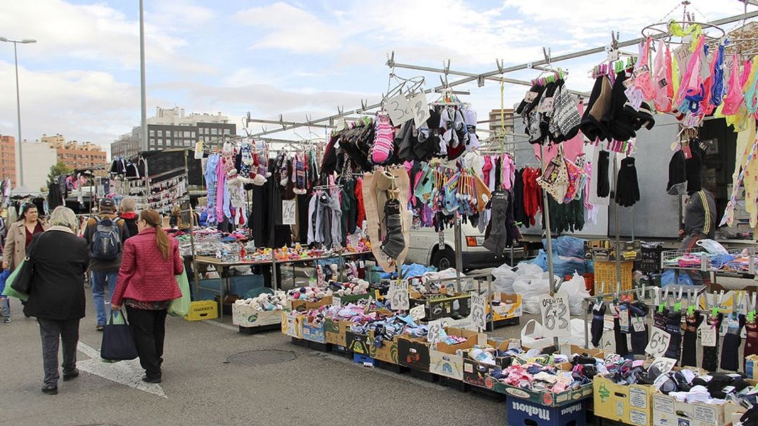 Puestos en el mercadillo Pueblo de Benidorm Puestos en el mercadillo Pueblo de Benidorm