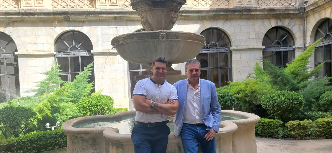 El cantante Manu Tenorio y el diputado de Cultura y Deportes, Ángel Vera, posan en el patio del Palacio Provincial, uno de los escenarios del videoclip que se ha presentado. El cantante Manu Tenorio y el diputado de Cultura y Deportes, Ángel Vera, posan en el patio del Palacio Provincial, uno de los escenarios del videoclip que se ha presentado.
