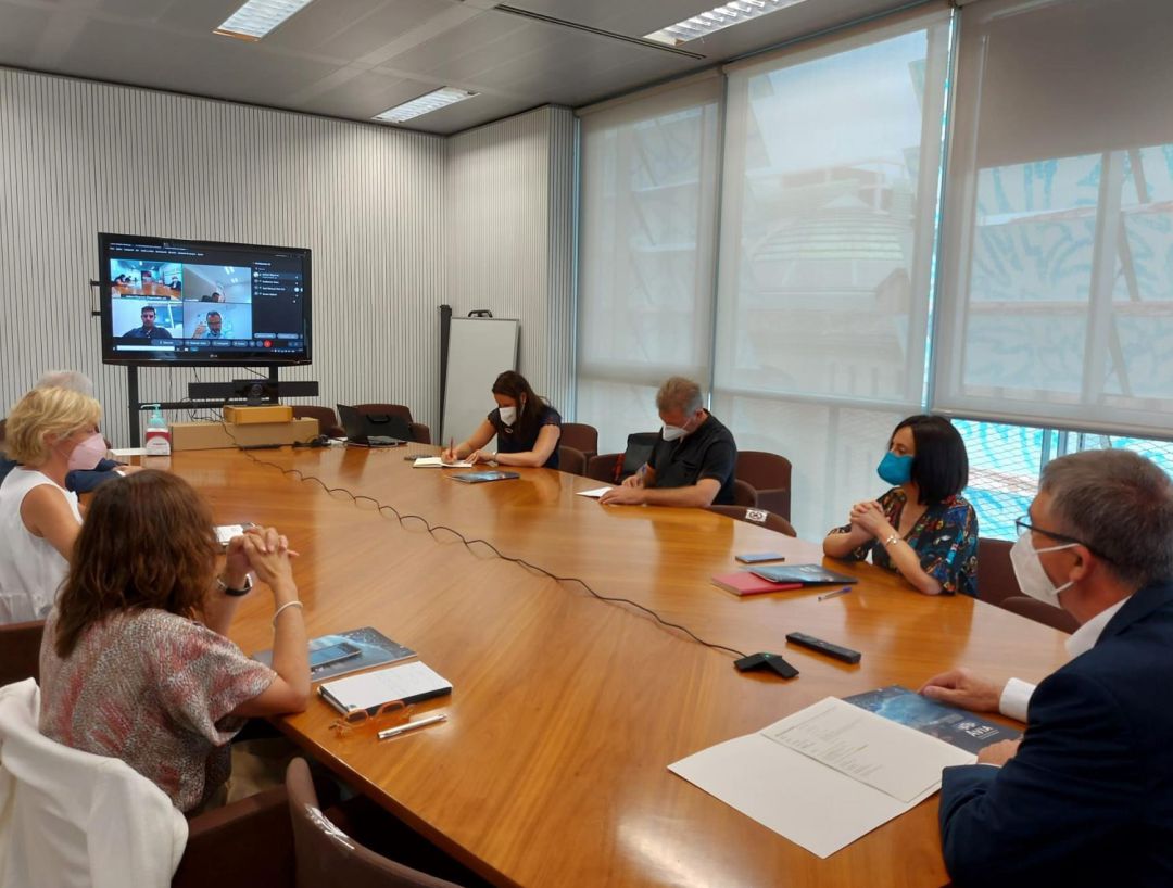 La presidenta del "cluster" de Automoción de la Comunitat Valenciana, Mónica Alegre, junto a la gerente e la entidad, Elena Lluch, ha presentado al conseller de Economía, Rafael Climent, las líneas estratégicas del sector. La presidenta del "cluster" de Automoción de la Comunitat Valenciana, Mónica Alegre, junto a la gerente e la entidad, Elena Lluch, ha presentado al conseller de Economía, Rafael Climent, las líneas estratégicas del sector.