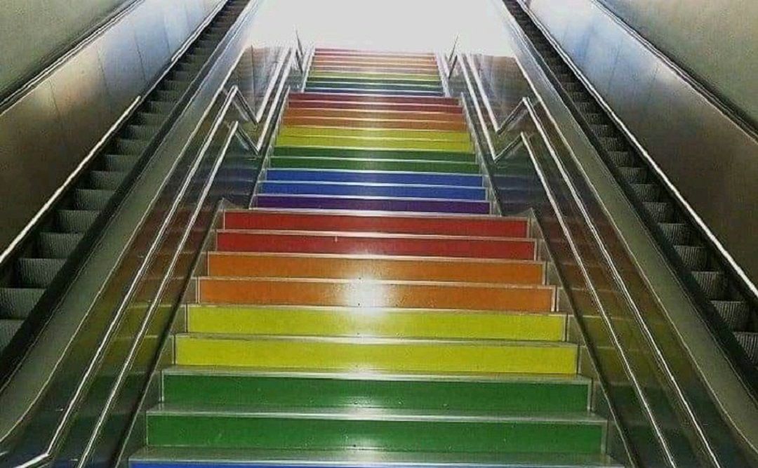 Imagen de archivo de las escaleras con los colores del colectivo LGTBI en la estación de Luceros del TRAM Imagen de archivo de las escaleras con los colores del colectivo LGTBI en la estación de Luceros del TRAM