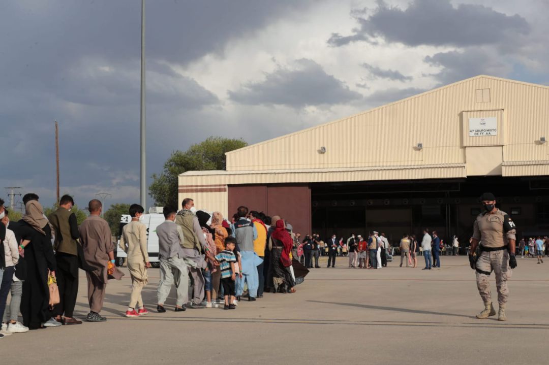 Refugiados atendidos a su llegada a la base de Torrejón Refugiados atendidos a su llegada a la base de Torrejón