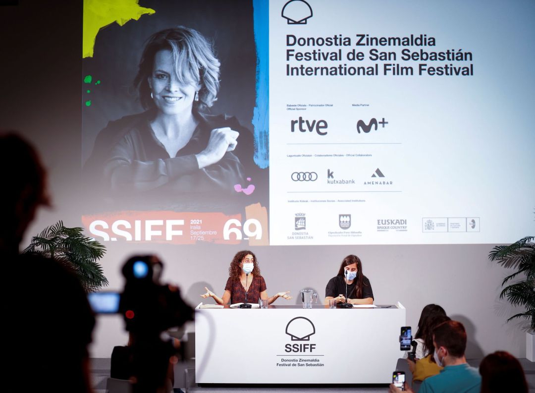 La coordinadora del proyecto de sostenibilidad del Festival de Cine de San Sebastián, Amaia Serrulla (d), y la responsable de proyectos en transición ecológica de la empresa Naider, Marta Iturriza, han presentado este miércoles las conclusiones del diagnóstico ambiental del certamen La coordinadora del proyecto de sostenibilidad del Festival de Cine de San Sebastián, Amaia Serrulla (d), y la responsable de proyectos en transición ecológica de la empresa Naider, Marta Iturriza, han presentado este miércoles las conclusiones del diagnóstico ambiental del certamen
