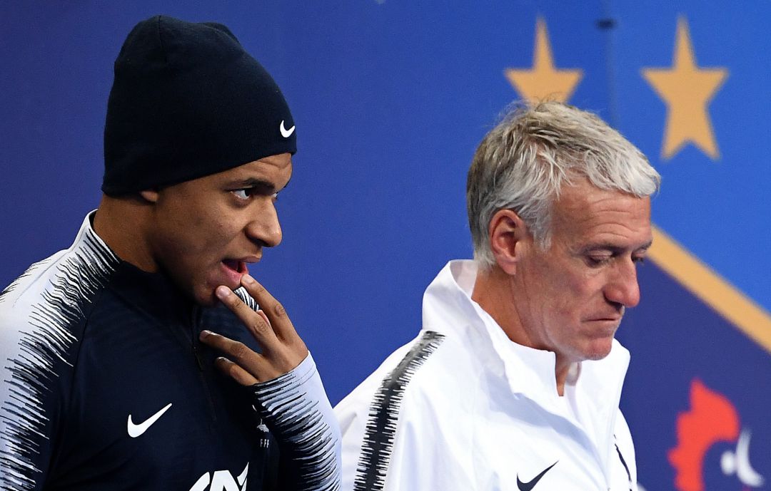 Mbappé y Deschamps con la selección de Francia Mbappé y Deschamps con la selección de Francia