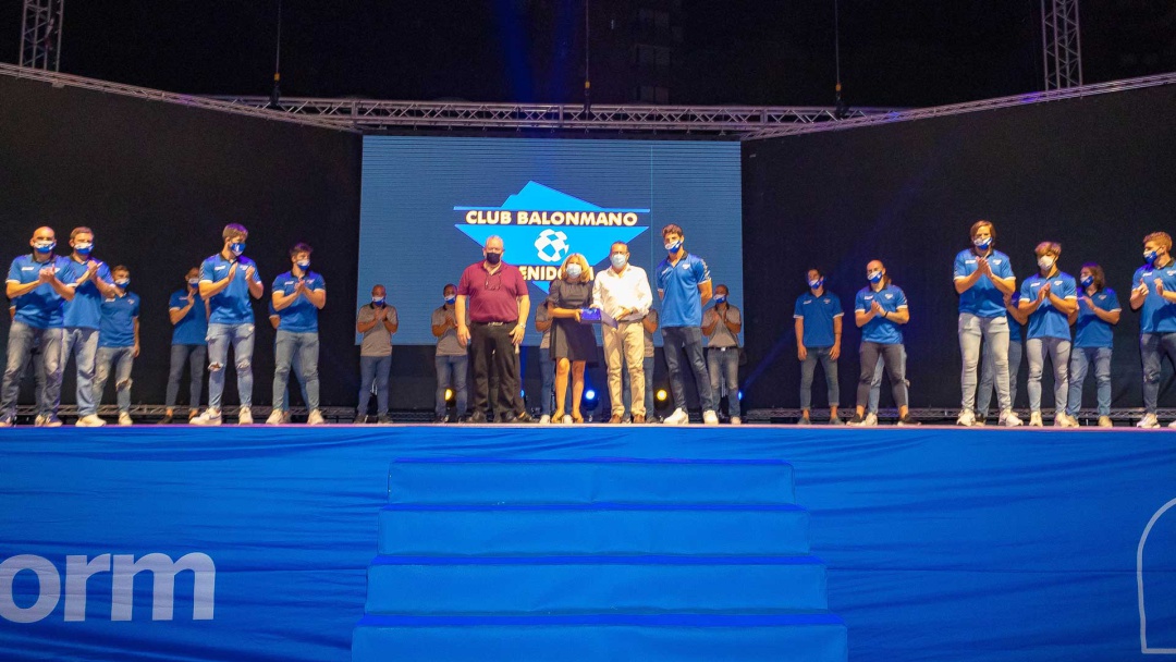 El primer equipo y el cuerpo técnico, acompañados del alcalde del presidente del club Javier Abínzano, la concejal de Deportes Mariló Cebreros y el alcalde Toni Pérez El primer equipo y el cuerpo técnico, acompañados del alcalde del presidente del club Javier Abínzano, la concejal de Deportes Mariló Cebreros y el alcalde Toni Pérez