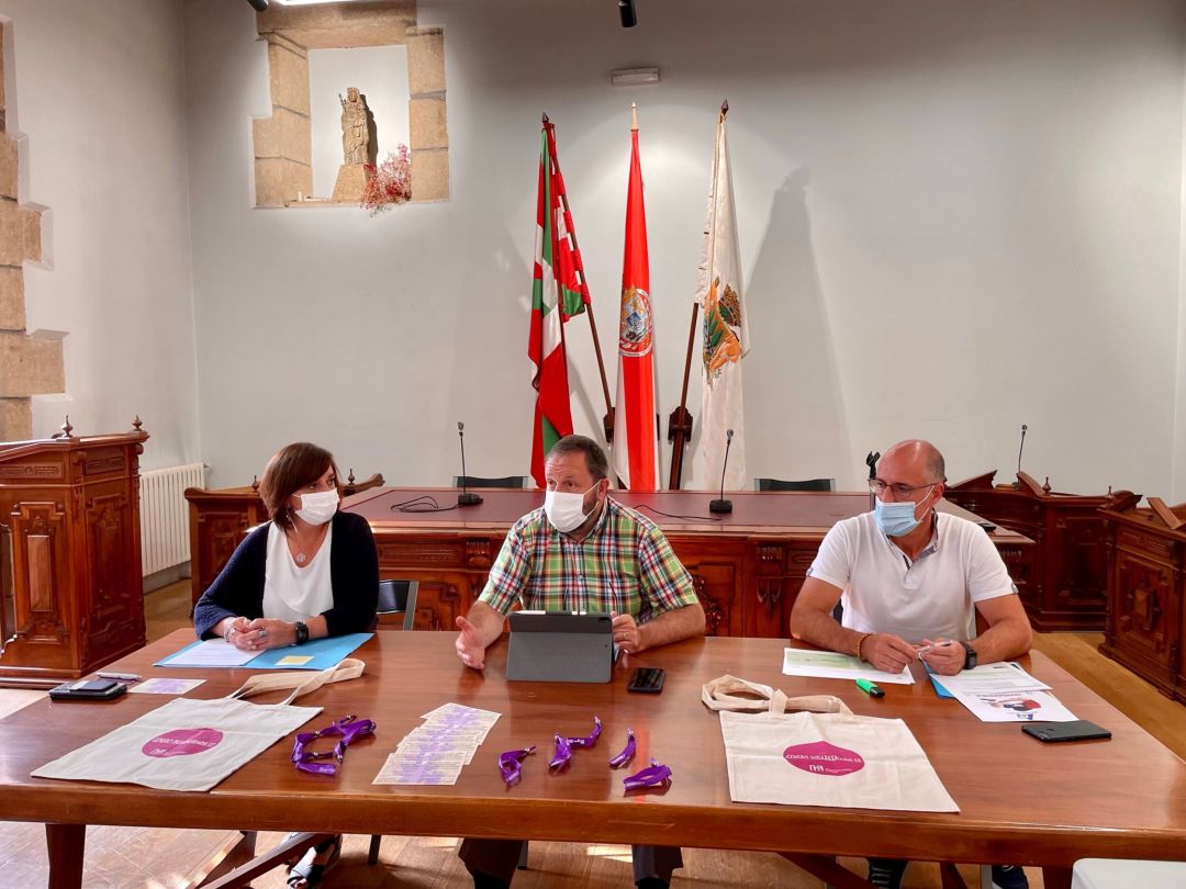 El alcalde de Hondarribia, Txomin Sagarzazu, los concejales de Cultura, Juan Luis Silanes, y de Servicios Sociales e Igualdad, Gotzone Larrarte. El alcalde de Hondarribia, Txomin Sagarzazu, los concejales de Cultura, Juan Luis Silanes, y de Servicios Sociales e Igualdad, Gotzone Larrarte.