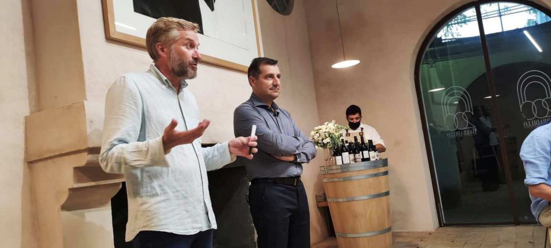 Armando Guerra y Josep Pitu Roca, durante la bienvenida a la sesión de Sumillería Efímera Armando Guerra y Josep Pitu Roca, durante la bienvenida a la sesión de Sumillería Efímera