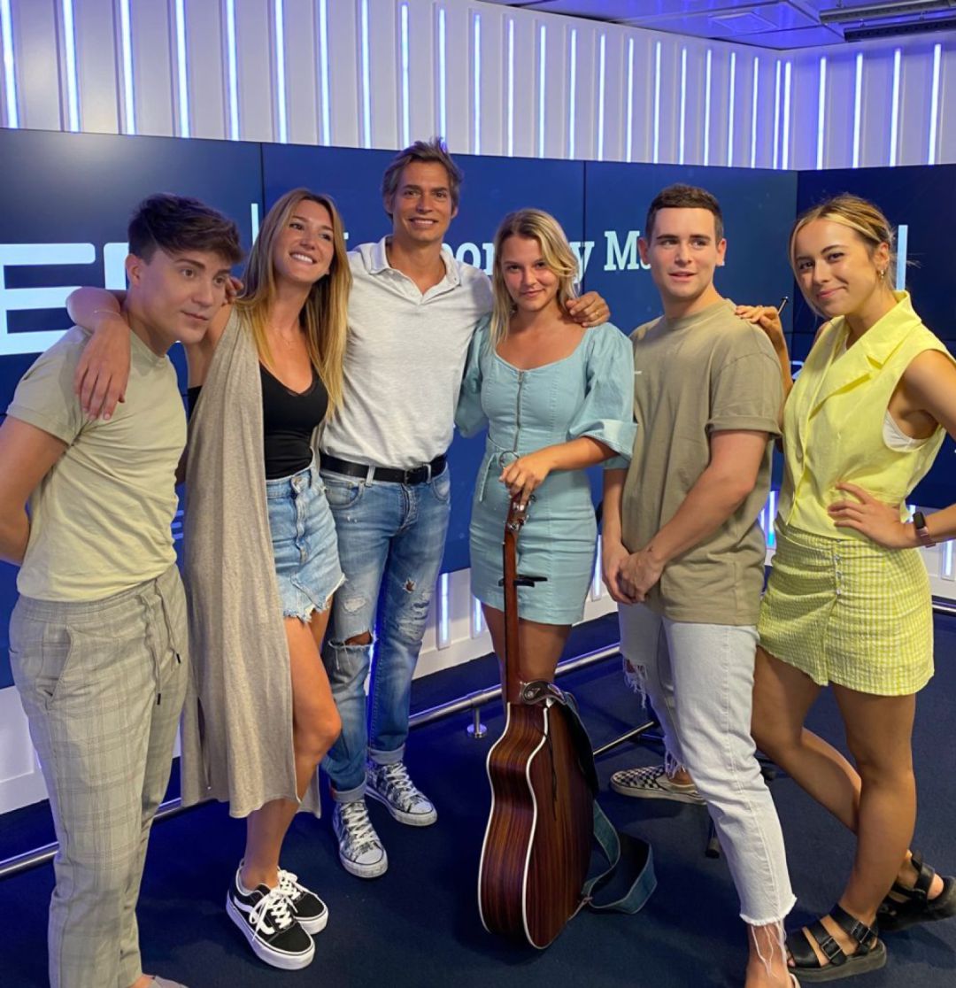 El venezolano Carlos Baute escribió la canción 'Colgando en tus manos' cuatro años antes de sacarla al mercado, aunque estuvo a punto de no llegar a hacerlo El venezolano Carlos Baute escribió la canción 'Colgando en tus manos' cuatro años antes de sacarla al mercado, aunque estuvo a punto de no llegar a hacerlo