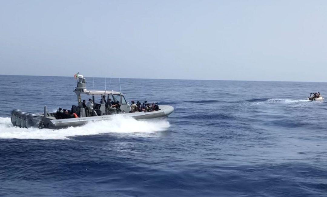 La primera barca corresponde a la Guardia di Finanza Italia que lleva una quincena de subsaharianos rescatados minutos antes. La segunda barca es la que asistió el Astral con siete personas. La primera barca corresponde a la Guardia di Finanza Italia que lleva una quincena de subsaharianos rescatados minutos antes. La segunda barca es la que asistió el Astral con siete personas.