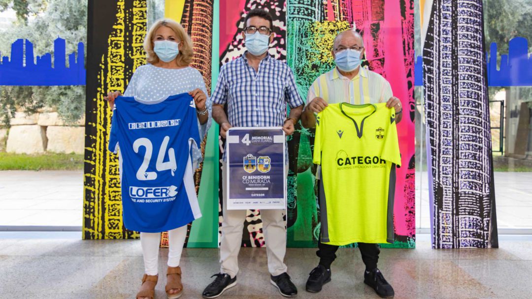 La concejal de Deportes, Mariló Cebreros, el presidente del CF Benidorm, José Santiago y Escolástico Juárez, padre de Dani. La concejal de Deportes, Mariló Cebreros, el presidente del CF Benidorm, José Santiago y Escolástico Juárez, padre de Dani.