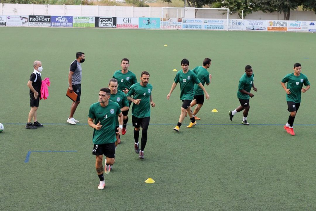 Jugadores de la UD Calpe calentando antes de un partido. Jugadores de la UD Calpe calentando antes de un partido.