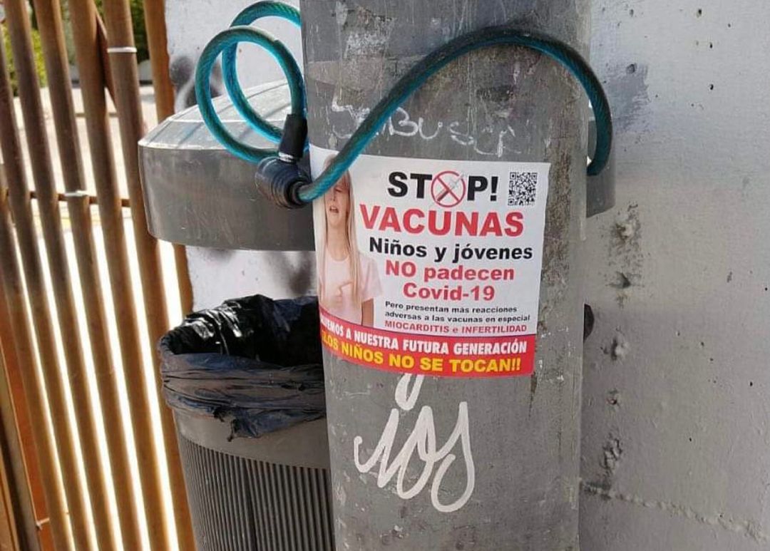 Las pegatinas han aparecido en las inmediaciones del centro educativo Las pegatinas han aparecido en las inmediaciones del centro educativo