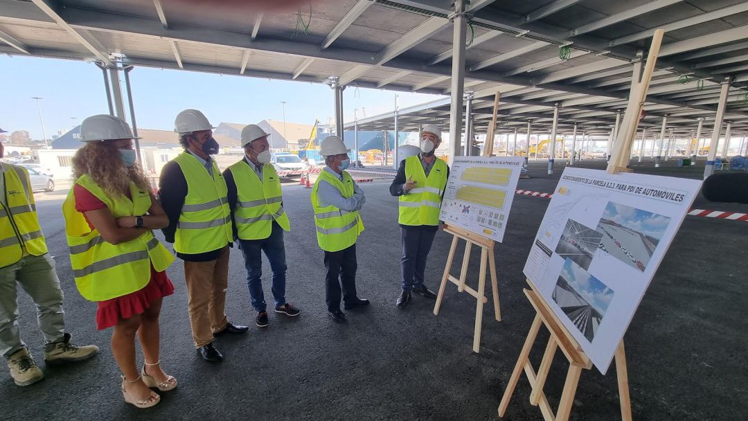 El presidente de Cantabria, Miguel Ángel Revilla, junto al responsable de la Autoridad Portuaria, Francisco Martín y el consejero de Industria y Transporte, Javier López Marcano, la delegada del Gobierno, Ainoa Quiñones visitando las obras. El presidente de Cantabria, Miguel Ángel Revilla, junto al responsable de la Autoridad Portuaria, Francisco Martín y el consejero de Industria y Transporte, Javier López Marcano, la delegada del Gobierno, Ainoa Quiñones visitando las obras.