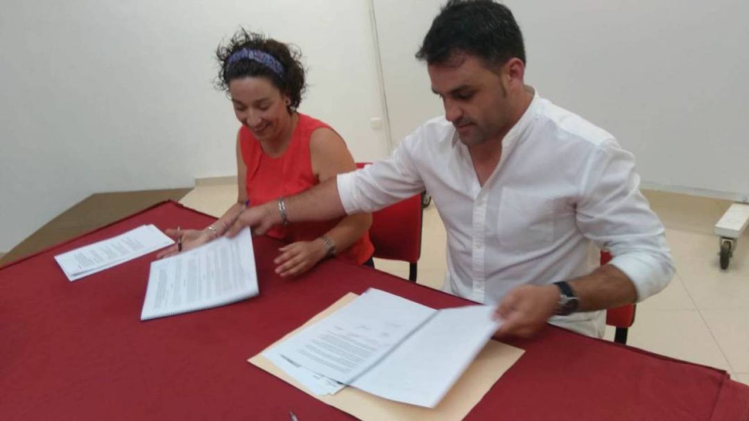El socialista Diego Soriano junto a Sonia Muñoz, de IU, firmando el acuerdo en 2019 El socialista Diego Soriano junto a Sonia Muñoz, de IU, firmando el acuerdo en 2019
