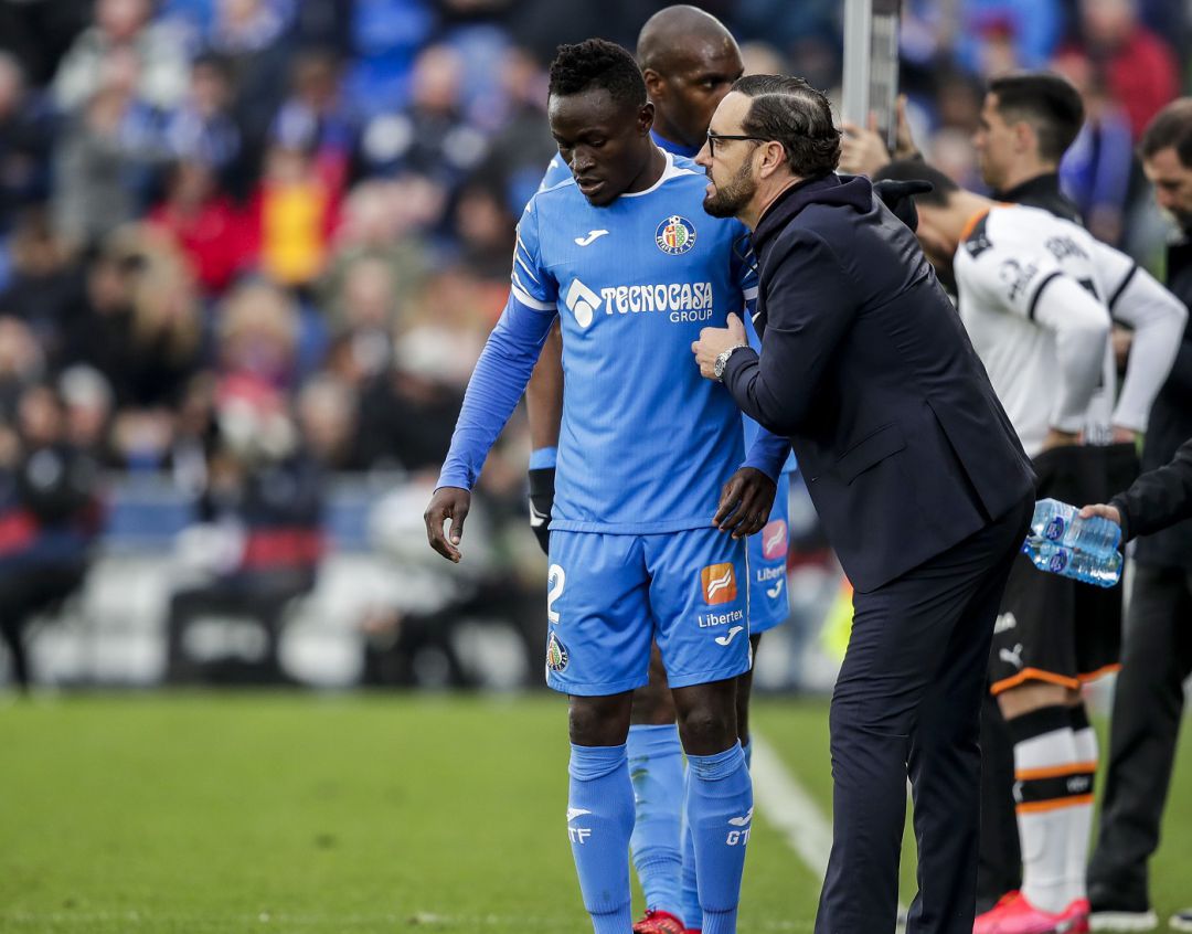 Bordalás habla con Djené en Getafe Bordalás habla con Djené en Getafe