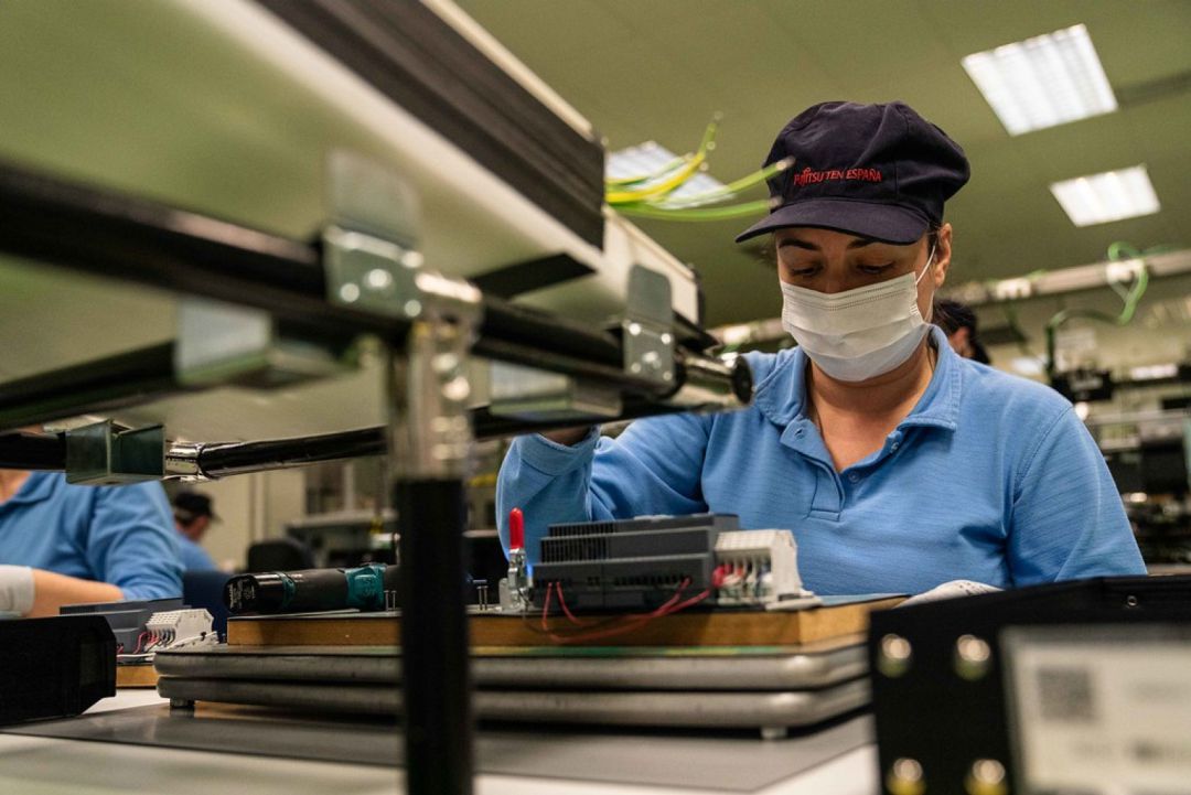 Una de las trabajadoras de la compañía Denso Ten en Málaga Una de las trabajadoras de la compañía Denso Ten en Málaga