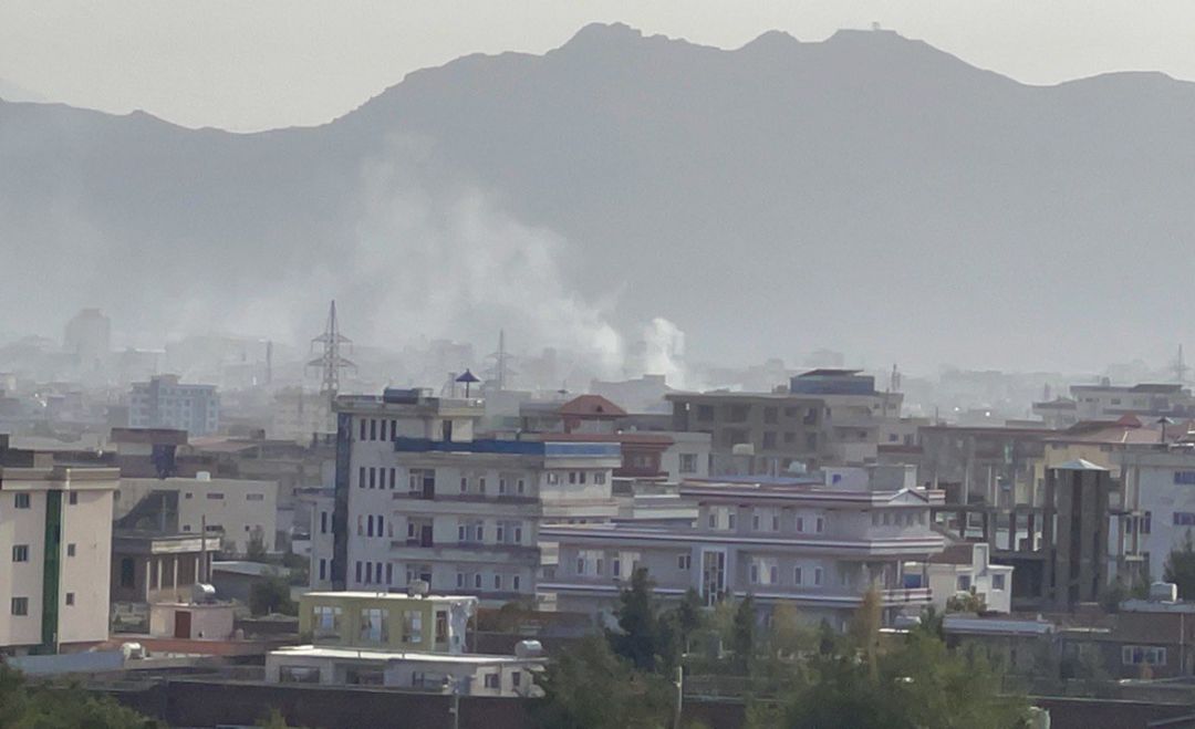 La explosión por un proyectil que ha impactado en una zona residencial cerca del aeropuerto de Kabul, en Afganistán. La explosión por un proyectil que ha impactado en una zona residencial cerca del aeropuerto de Kabul, en Afganistán.