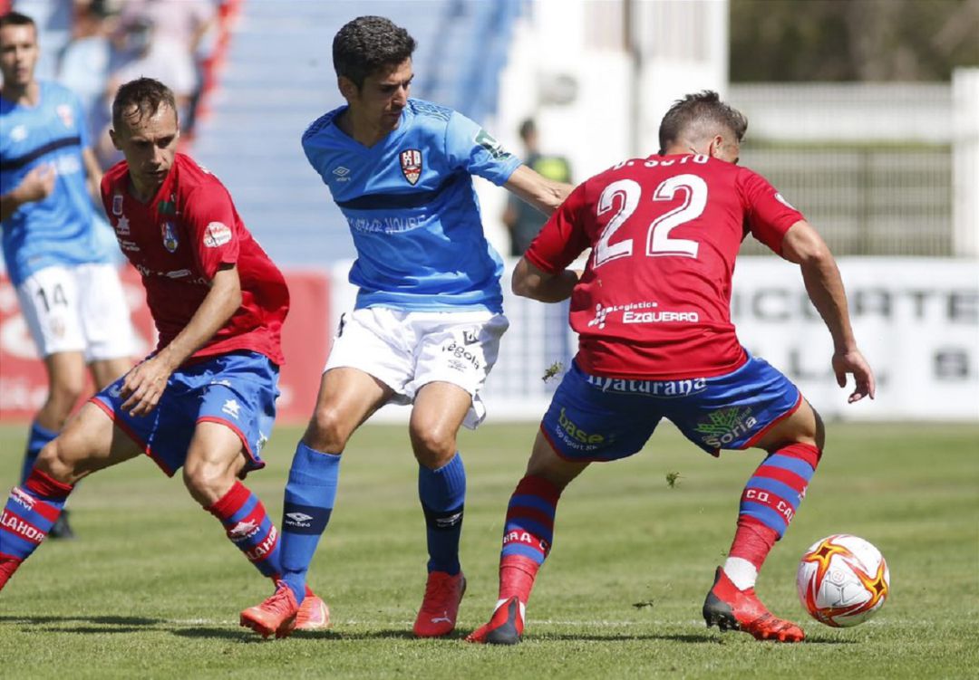 Alfaro pelea una pelota a Soto. Alfaro pelea una pelota a Soto.