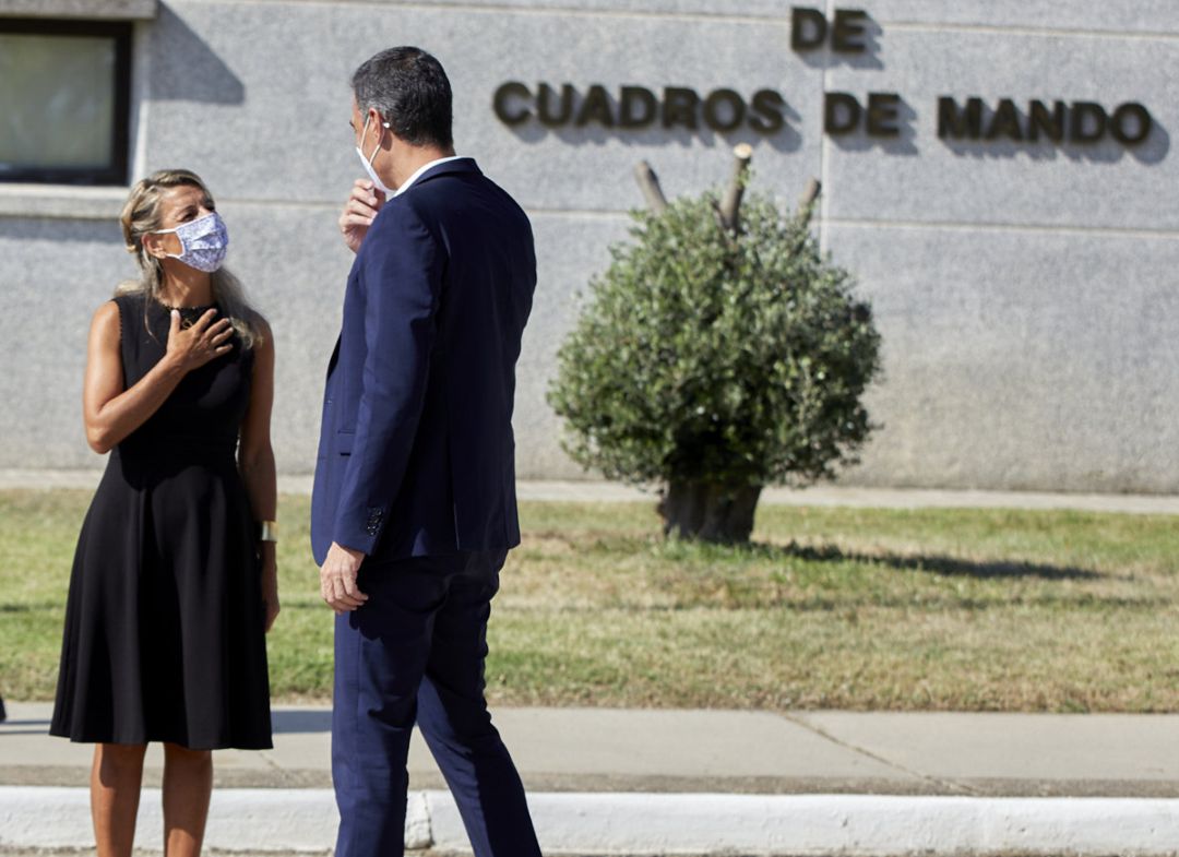 El presidente del Gobierno, Pedro Sánchez, saluda a la vicepresidenta segunda del Gobierno y ministra de Trabajo y Economía Social, Yolanda Díaz, a su llegada al Pabellón de Cuadros de Mando de la Base Aérea de Torrejón El presidente del Gobierno, Pedro Sánchez, saluda a la vicepresidenta segunda del Gobierno y ministra de Trabajo y Economía Social, Yolanda Díaz, a su llegada al Pabellón de Cuadros de Mando de la Base Aérea de Torrejón