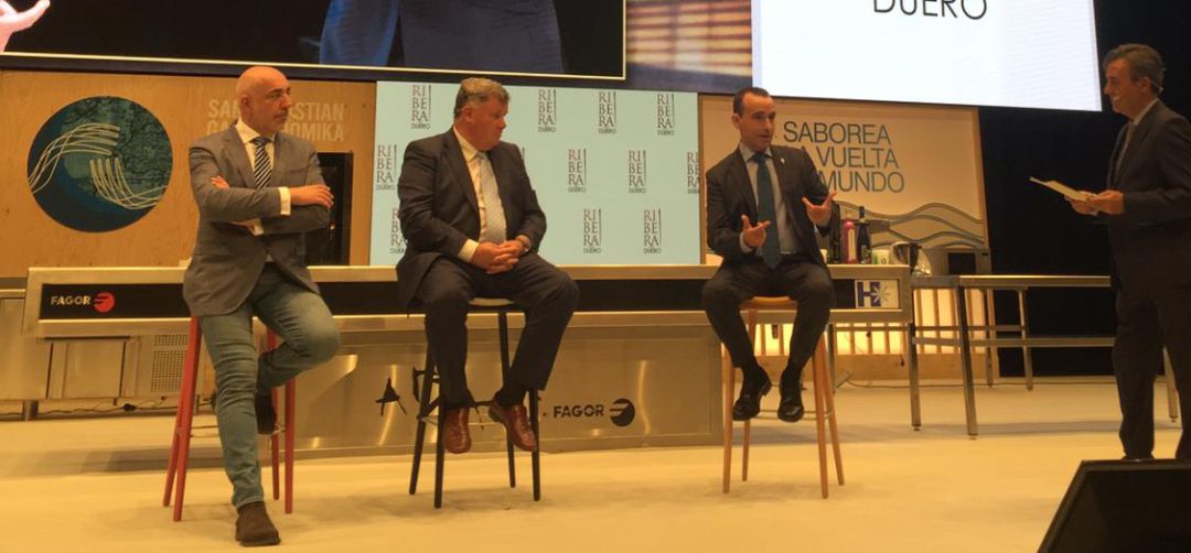 Agustín, junto a Enrique Pascual y Miguel Sanz en un acto de hace varios años Agustín, junto a Enrique Pascual y Miguel Sanz en un acto de hace varios años