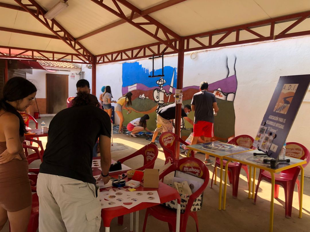 Jóvenes realizando un mural en Atalaya del Cañavate Jóvenes realizando un mural en Atalaya del Cañavate