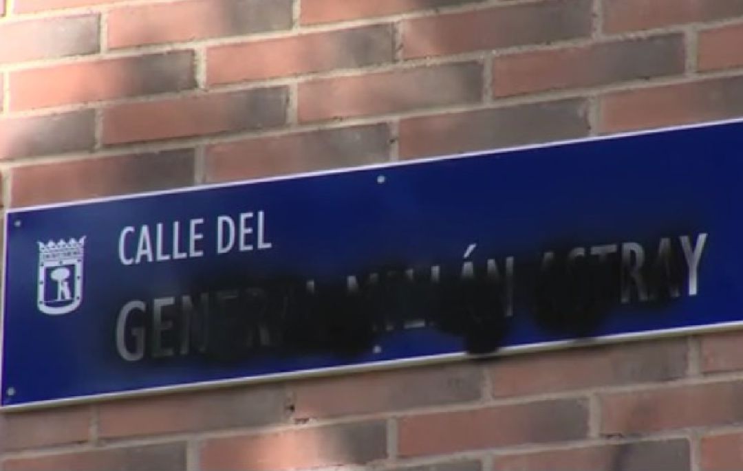 Una de las placas vandalizadas Una de las placas vandalizadas