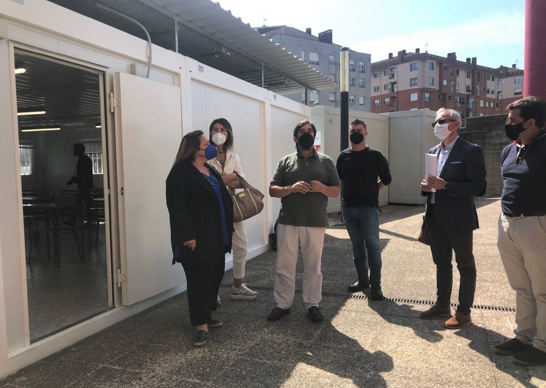 La Consejra de Educación durante su visita a las aulas modulares en el IES de La Corredoria La Consejra de Educación durante su visita a las aulas modulares en el IES de La Corredoria