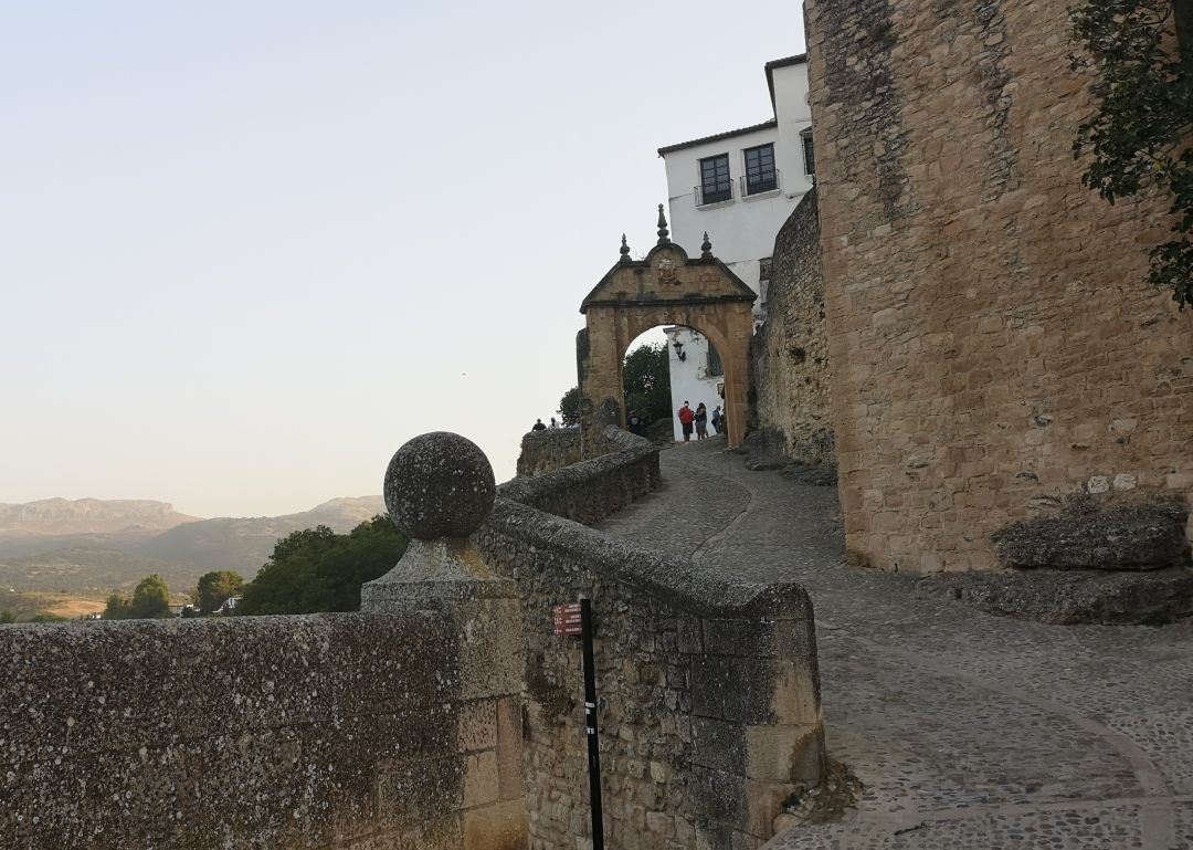 El arco de Felipe V se encuentra en pleno casco histórico de Ronda El arco de Felipe V se encuentra en pleno casco histórico de Ronda