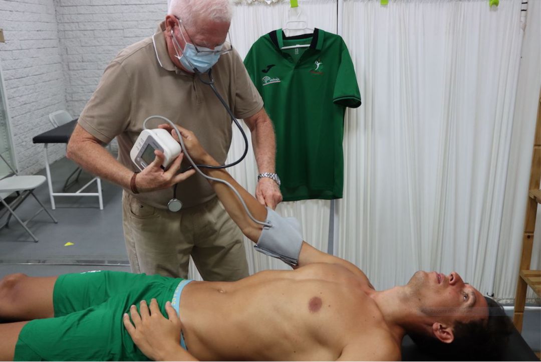 El doctor García toma la tensión a los jugadores del Unicaja Almería. El doctor García toma la tensión a los jugadores del Unicaja Almería.