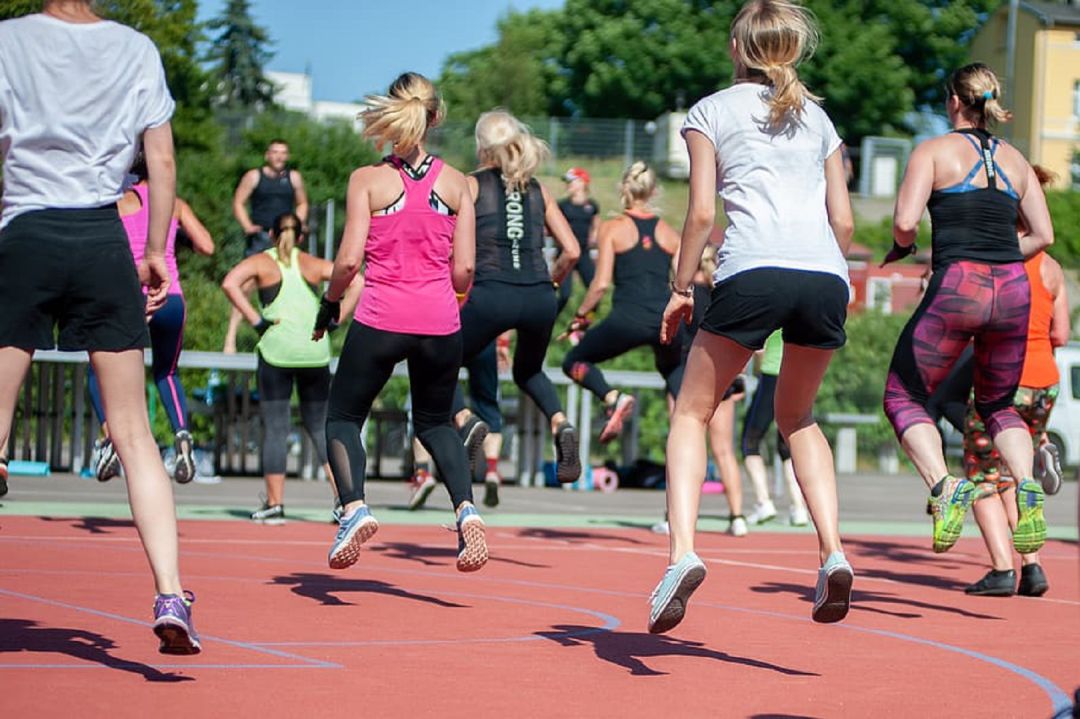 Clase de zumba al aire libre Clase de zumba al aire libre