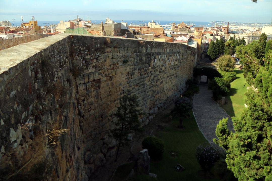 Vista aèria del Passeig Arqueològic des del Fortí Negre Vista aèria del Passeig Arqueològic des del Fortí Negre