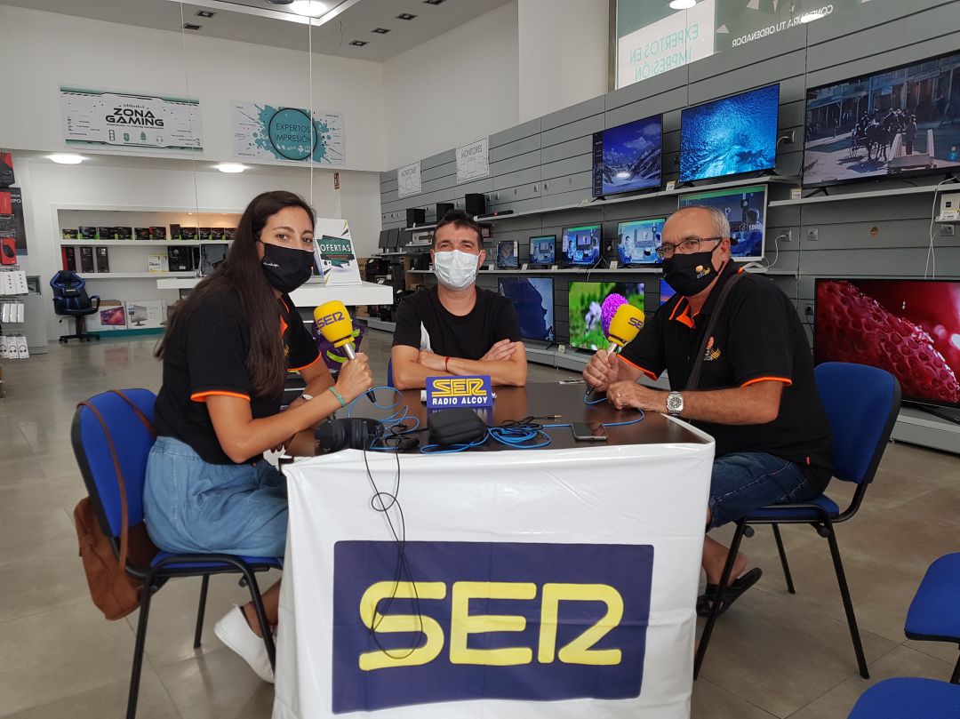 Lirios Rovira y Salva Monzó en Grupo Bertomeu electrodomésticos Lirios Rovira y Salva Monzó en Grupo Bertomeu electrodomésticos