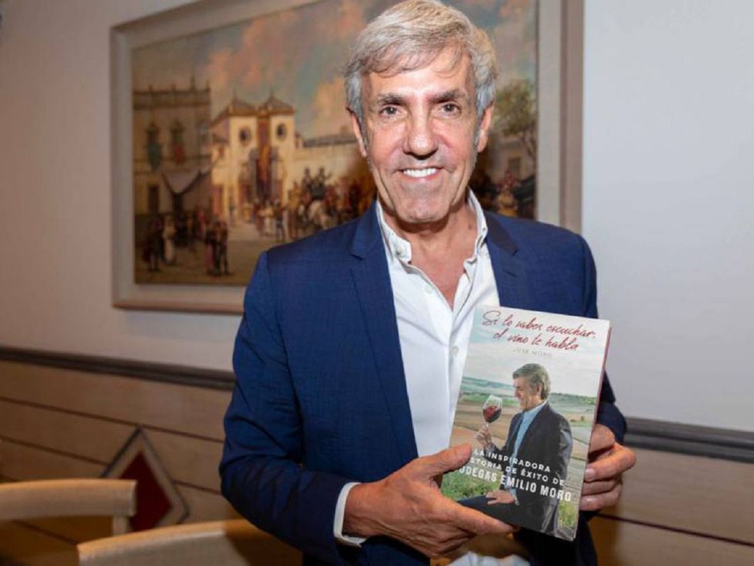 José Moro, con su libro José Moro, con su libro