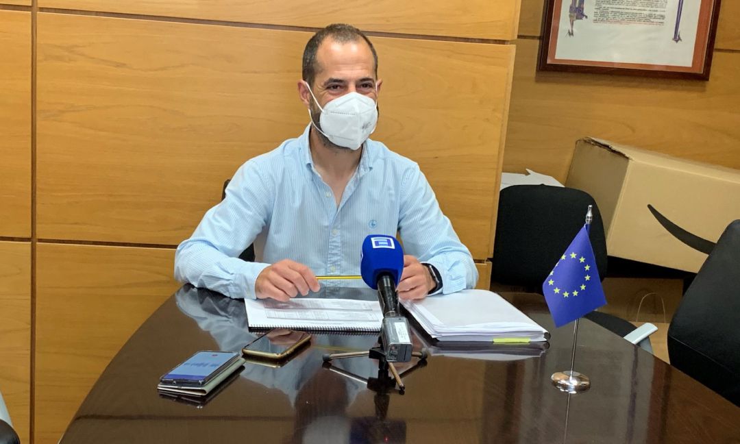 Angel García, Alcalde de Siero, durante una atención a los medios Angel García, Alcalde de Siero, durante una atención a los medios