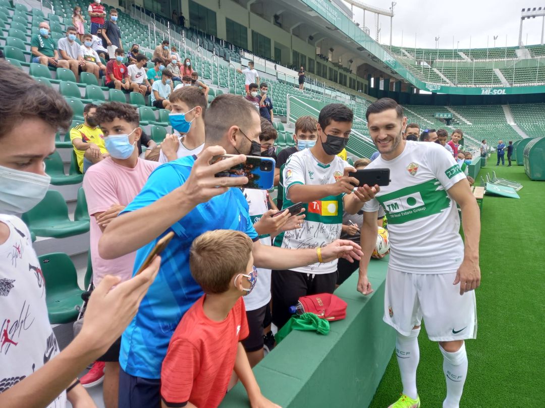 Lucas Pérez con los aficionados del Elche tras su presentación Lucas Pérez con los aficionados del Elche tras su presentación