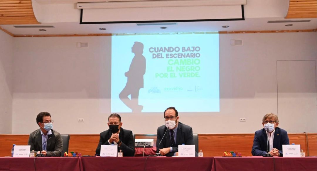 Acto de presentación de la estatua y campaña homenaje a Raphael para la concienciación en el reciclaje de vidrio. Acto de presentación de la estatua y campaña homenaje a Raphael para la concienciación en el reciclaje de vidrio.
