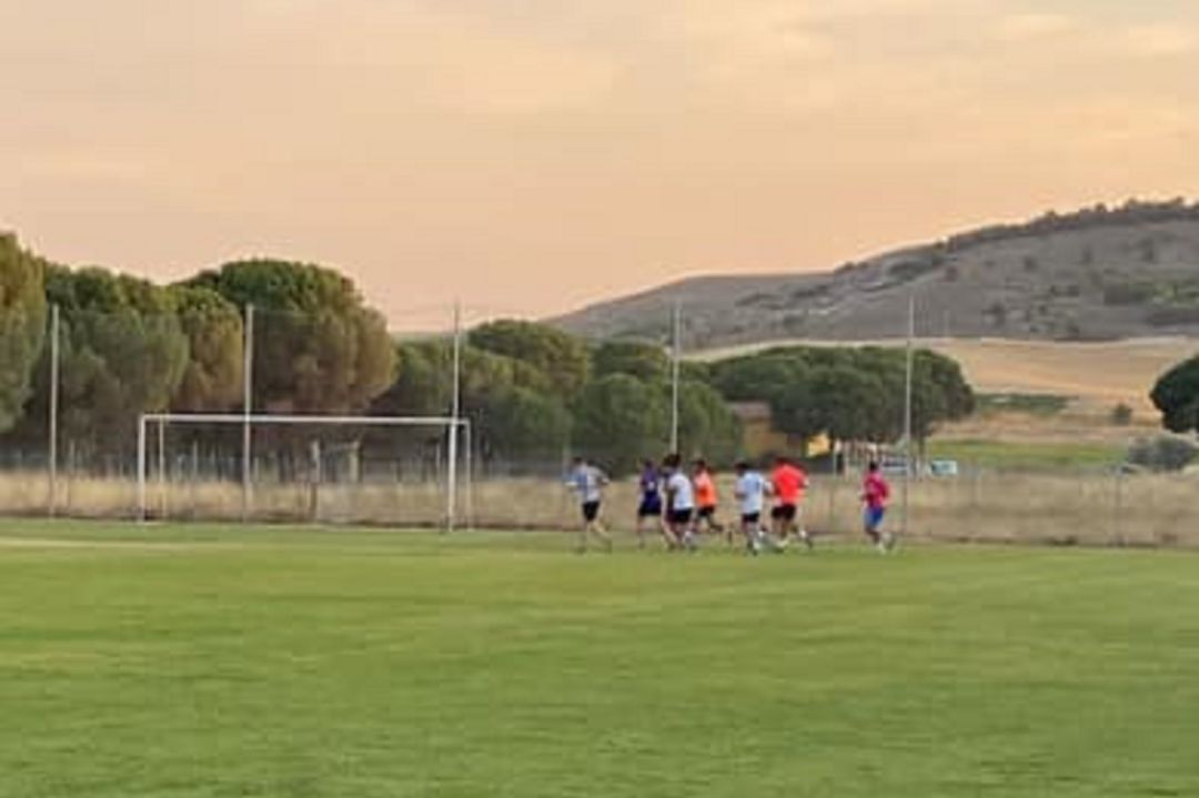 Los integrantes del Atlético Peñafiel durante una de las sesiones de trabajo de esta pretemporada. Los integrantes del Atlético Peñafiel durante una de las sesiones de trabajo de esta pretemporada.