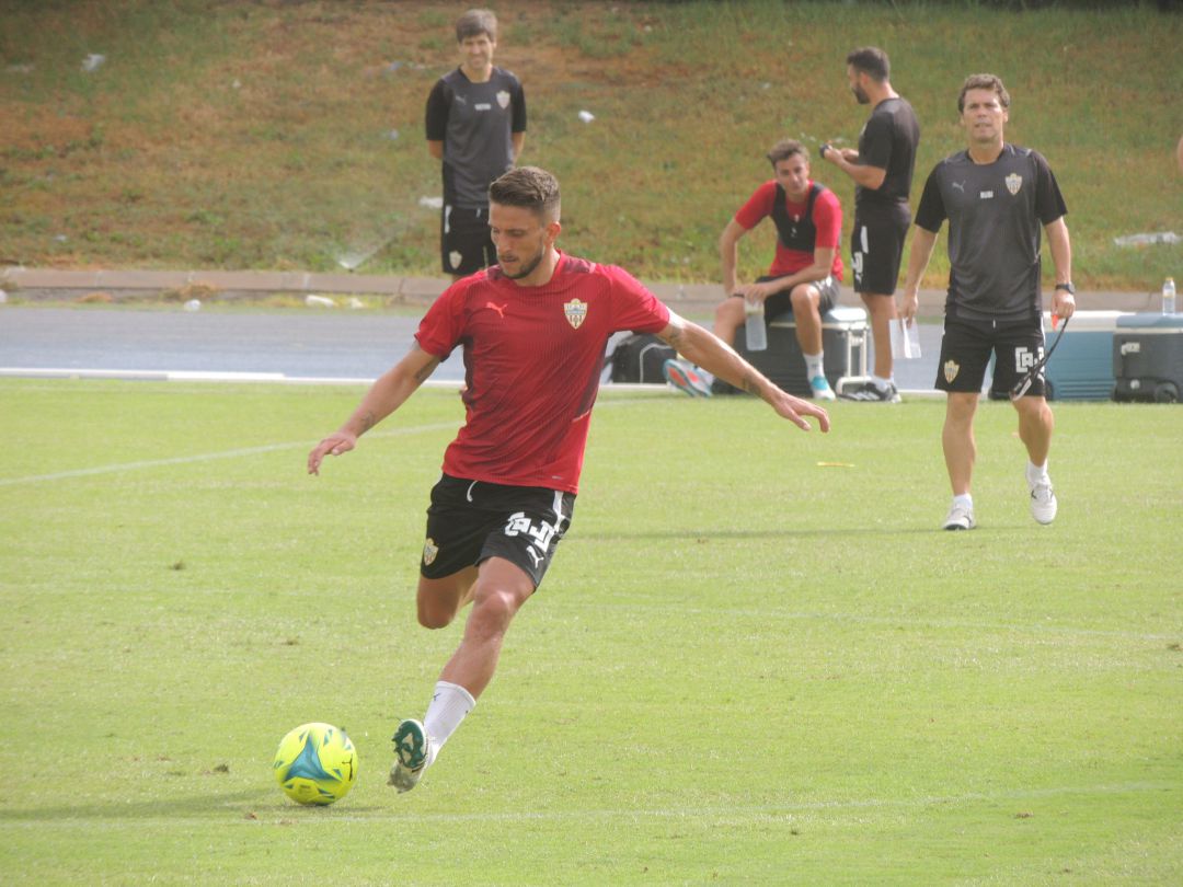 Carriço con el balón y Rubi al fondo en el entrenamiento de hoy. Carriço con el balón y Rubi al fondo en el entrenamiento de hoy.