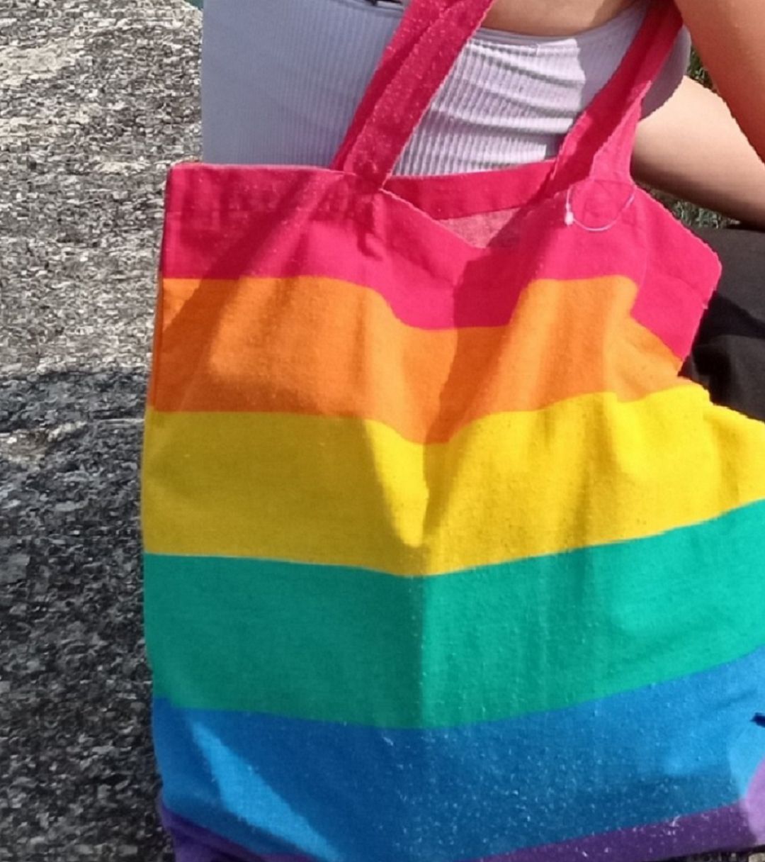La niña fue increpada por llevar un bolso con la bandera LGTBI La niña fue increpada por llevar un bolso con la bandera LGTBI