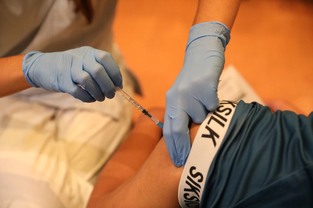Una sanitaria vacuna a una persona contra el coronavirus. Una sanitaria vacuna a una persona contra el coronavirus.