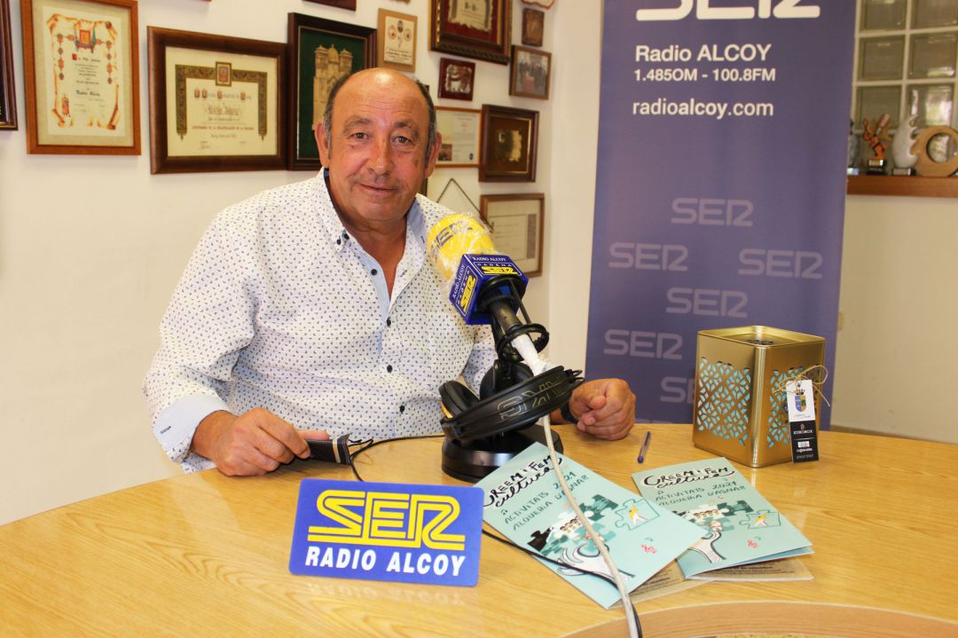 El alcalde de L'Alqueria d'Asnar, Jaume Pascual, con programas de las 'no fiestas' de este año El alcalde de L'Alqueria d'Asnar, Jaume Pascual, con programas de las 'no fiestas' de este año