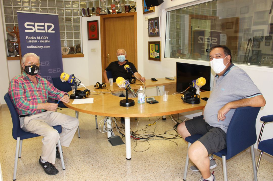 Paco Aznar, Juan José Olcina y Vicente Jorge Bas, en el estudio central de Radio Alcoy Paco Aznar, Juan José Olcina y Vicente Jorge Bas, en el estudio central de Radio Alcoy