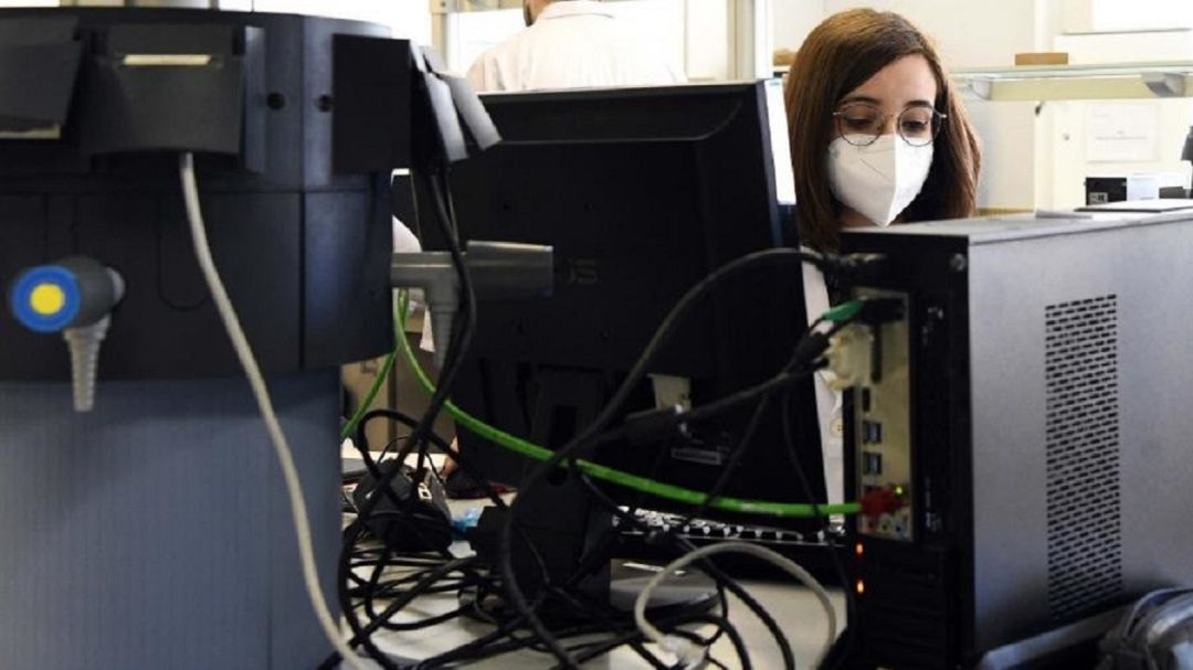 Una mujer trabaja en una empresa tecnológica Una mujer trabaja en una empresa tecnológica