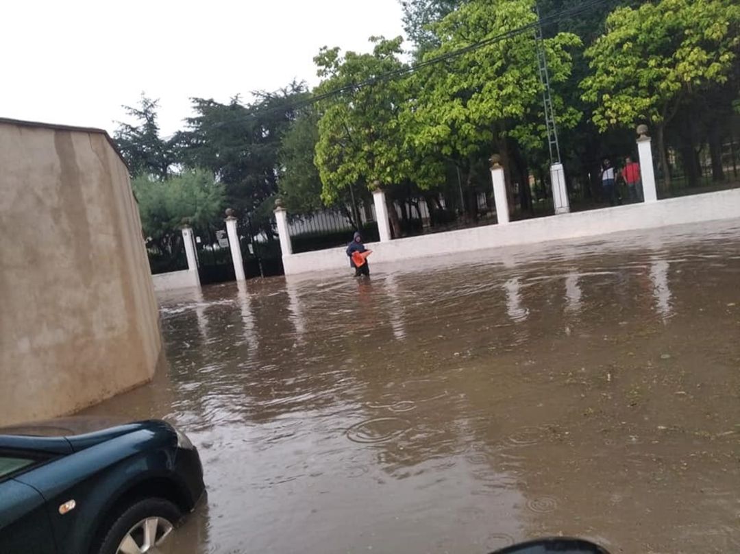 Una de las calles de San Clemente inundada en el día de ayer Una de las calles de San Clemente inundada en el día de ayer