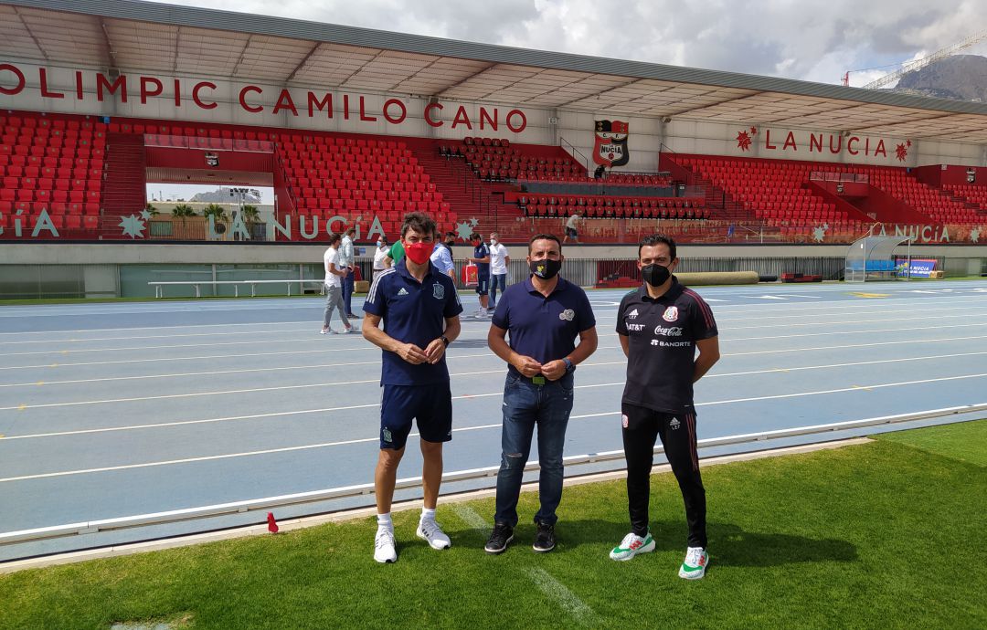 Santi Denia, seleccionador España sub 19; Bernabé Cano, alcalde de La Nucía y Luís Ernesto Pérez Gómez, seleccionador de México sub 19, durante la presentación del primer amistoso en La Nucía
Santi Denia, seleccionador España sub 19; Bernabé Cano, alcalde de La Nucía y Luís Ernesto Pérez Gómez, seleccionador de México sub 19, durante la presentación del primer amistoso en La Nucía
